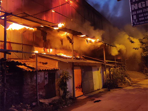 Khoảnh khắc xúc động: Hàng chục người qua đường chung tay giúp đỡ cư dân bị ảnh hưởng bởi đám cháy ở nhà máy phích Rạng Đông-9