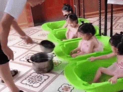 Sinh đôi hay ba đã là gì, ông bố trẻ này còn chăm đàn con sinh tư khiến dân mạng vừa nể vừa ôm bụng cười