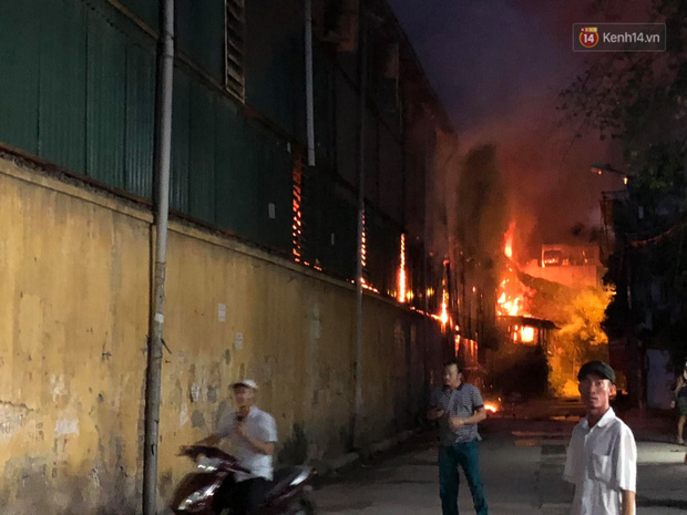 Khoảnh khắc xúc động: Hàng chục người qua đường chung tay giúp đỡ cư dân bị ảnh hưởng bởi đám cháy ở nhà máy phích Rạng Đông-1