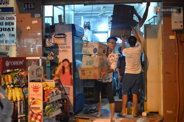 Khoảnh khắc xúc động: Hàng chục người qua đường chung tay giúp đỡ cư dân bị ảnh hưởng bởi đám cháy ở nhà máy phích Rạng Đông-2