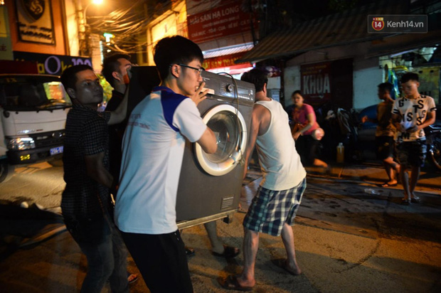 Khoảnh khắc xúc động: Hàng chục người qua đường chung tay giúp đỡ cư dân bị ảnh hưởng bởi đám cháy ở nhà máy phích Rạng Đông-3