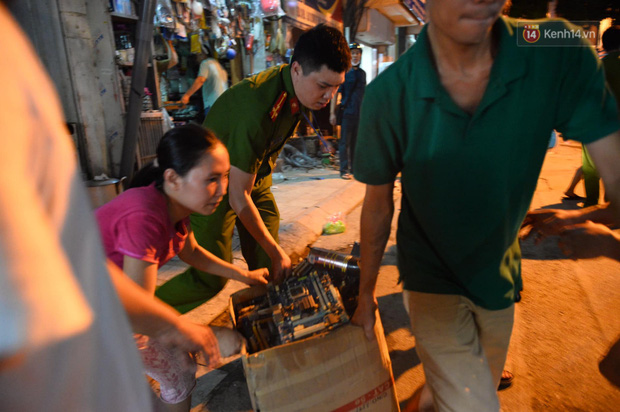 Khoảnh khắc xúc động: Hàng chục người qua đường chung tay giúp đỡ cư dân bị ảnh hưởng bởi đám cháy ở nhà máy phích Rạng Đông-4