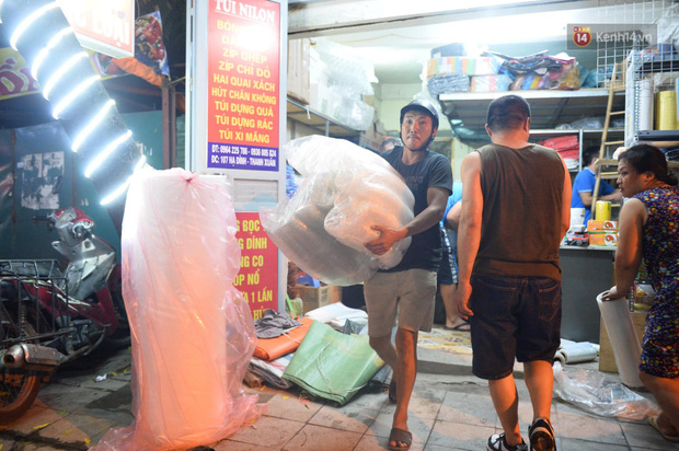 Khoảnh khắc xúc động: Hàng chục người qua đường chung tay giúp đỡ cư dân bị ảnh hưởng bởi đám cháy ở nhà máy phích Rạng Đông-5