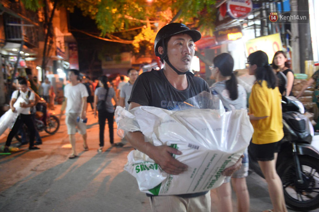 Khoảnh khắc xúc động: Hàng chục người qua đường chung tay giúp đỡ cư dân bị ảnh hưởng bởi đám cháy ở nhà máy phích Rạng Đông-7