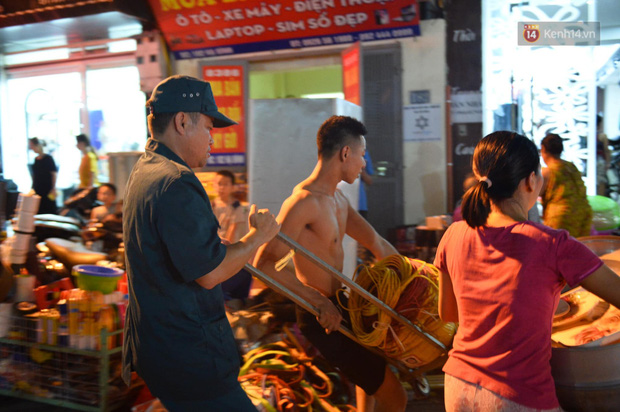 Khoảnh khắc xúc động: Hàng chục người qua đường chung tay giúp đỡ cư dân bị ảnh hưởng bởi đám cháy ở nhà máy phích Rạng Đông-6