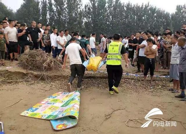 Tai nạn đuối nước thương tâm: 2 đứa trẻ trượt chân té sông, bố cùng bạn bè nhảy xuống cứu, kết quả tất cả đều mất tích-2