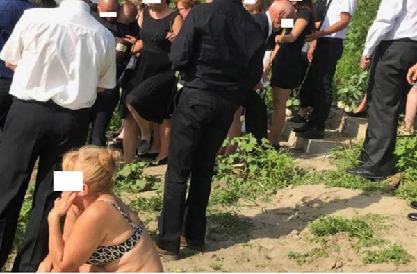 Mặc bikini hở bạo rồi ngồi lì ở đám tang, người phụ nữ hứng bão chỉ trích của dân mạng-1