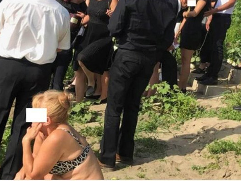 Chỉ đứng chờ thang máy, cô gái nổi như cồn vì lồ lộ vòng một, mặc váy như không-2