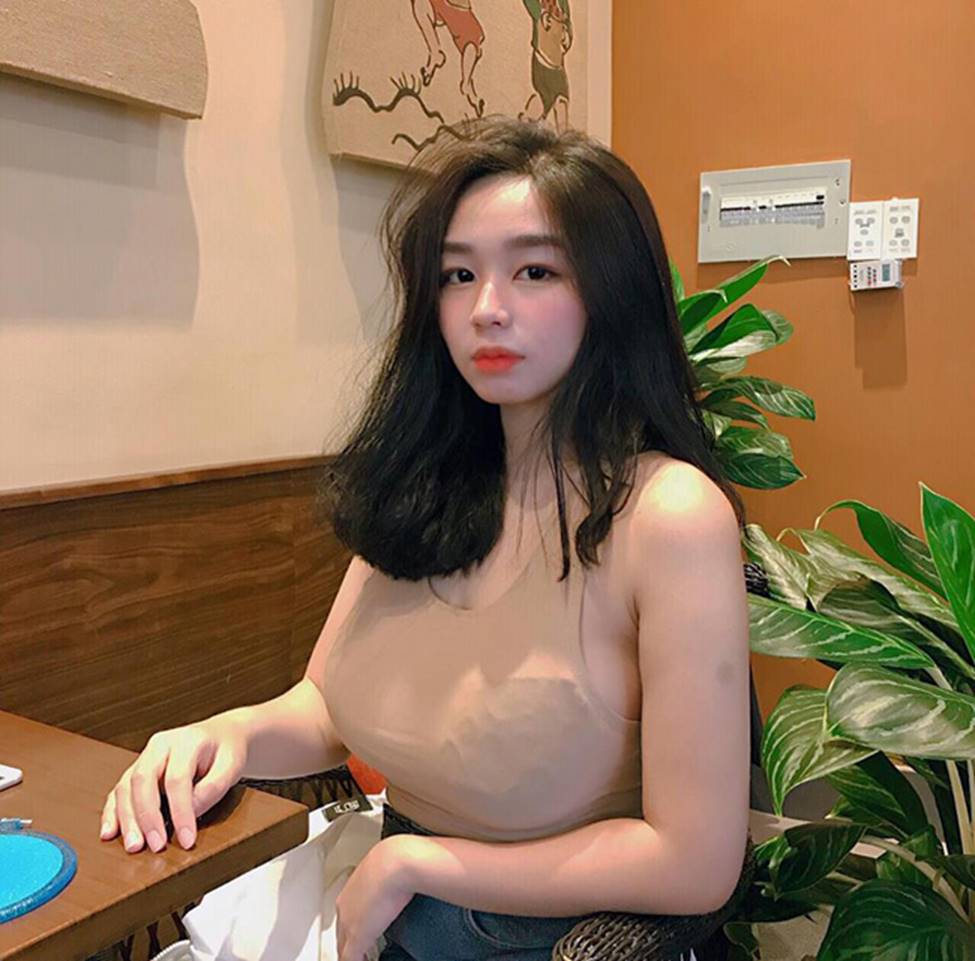Những cô gái Việt sở hữu vòng 1 hơn mét được báo nước ngoài ca ngợi-11