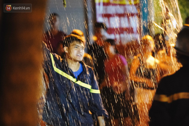 Vụ cháy Rạng Đông” hơn 5 tiếng và tình người dân - người lính trong hoả hoạn: Cảm ơn những chiến sĩ dũng cảm-4