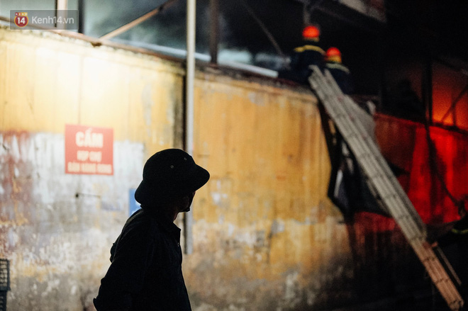 Vụ cháy Rạng Đông” hơn 5 tiếng và tình người dân - người lính trong hoả hoạn: Cảm ơn những chiến sĩ dũng cảm-5