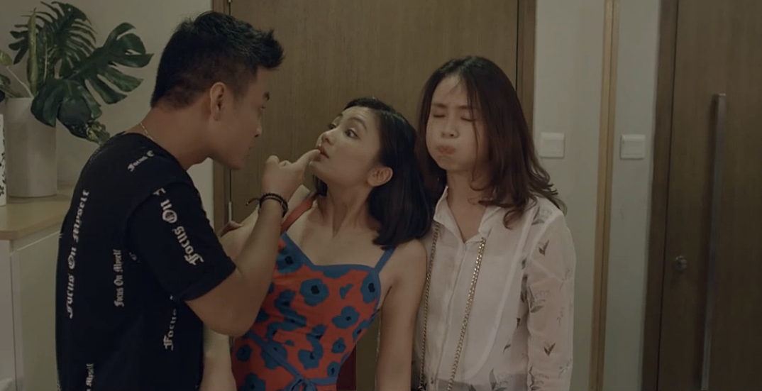 Hoa hồng trên ngực trái tập 7: Khuê vô tư ngã vào người Bảo trước mặt chồng khiến dân mạng hả hê sung sướng-1