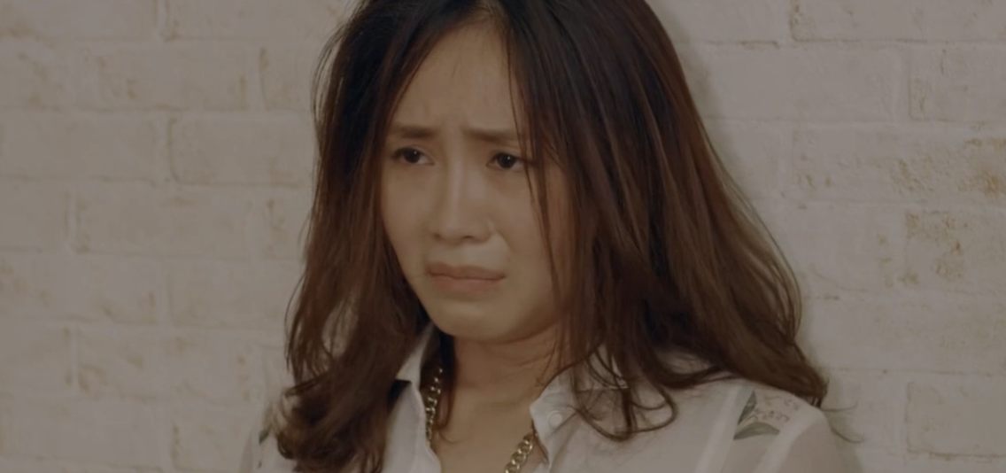 Hoa hồng trên ngực trái tập 7: Khuê vô tư ngã vào người Bảo trước mặt chồng khiến dân mạng hả hê sung sướng-7