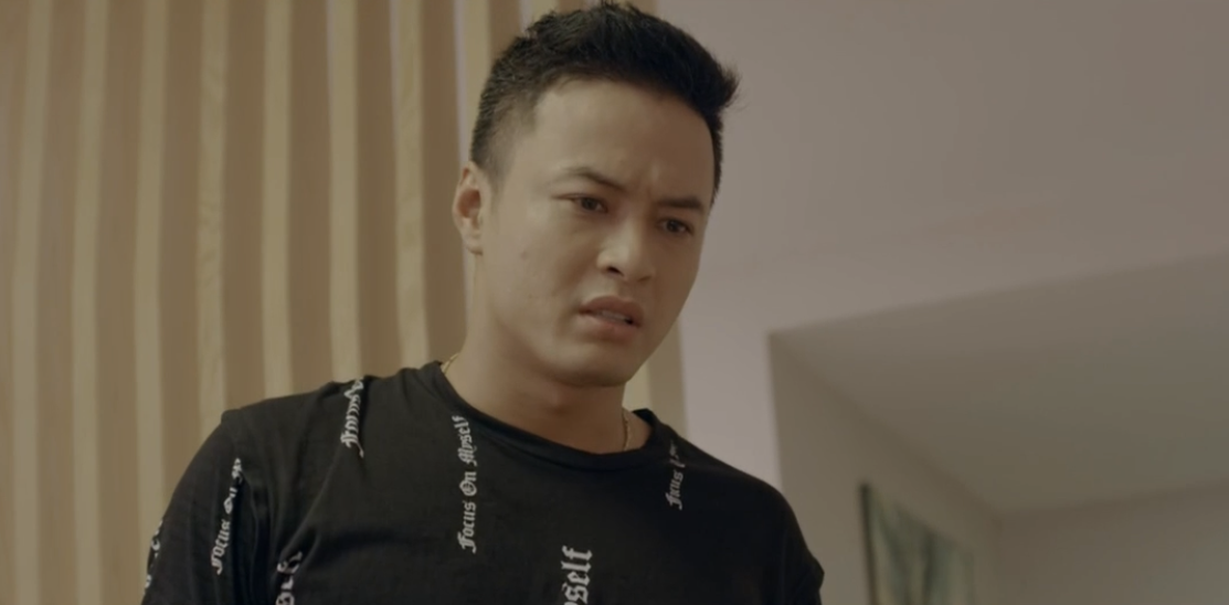 Hoa hồng trên ngực trái tập 7: Khuê vô tư ngã vào người Bảo trước mặt chồng khiến dân mạng hả hê sung sướng-6