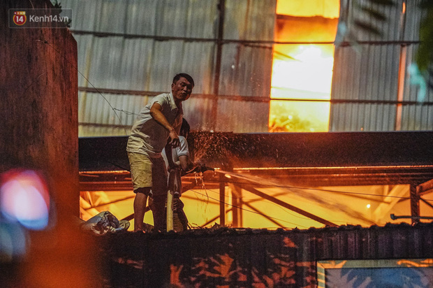 Vụ cháy Rạng Đông” hơn 5 tiếng và tình người dân - người lính trong hoả hoạn: Cảm ơn những chiến sĩ dũng cảm-10