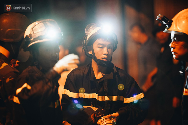 Vụ cháy Rạng Đông” hơn 5 tiếng và tình người dân - người lính trong hoả hoạn: Cảm ơn những chiến sĩ dũng cảm-11