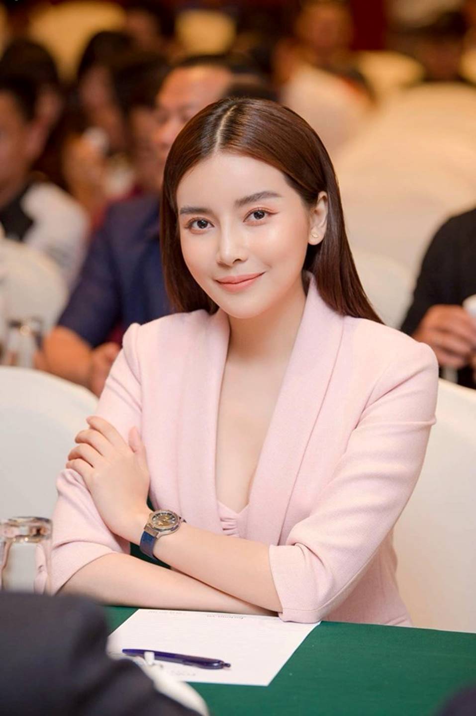 Vẻ gợi cảm của mỹ nhân đóng cảnh nóng táo bạo trong Bán chồng-12