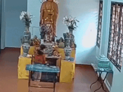 Vào thăm chùa, 2 mẹ con vô tư câu trộm tiền công đức