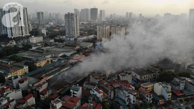 Sau một đêm cháy tại Công ty Rạng Đông, cả khu phố Hạ Đình vẫn chìm trong khói đen mù mịt-1