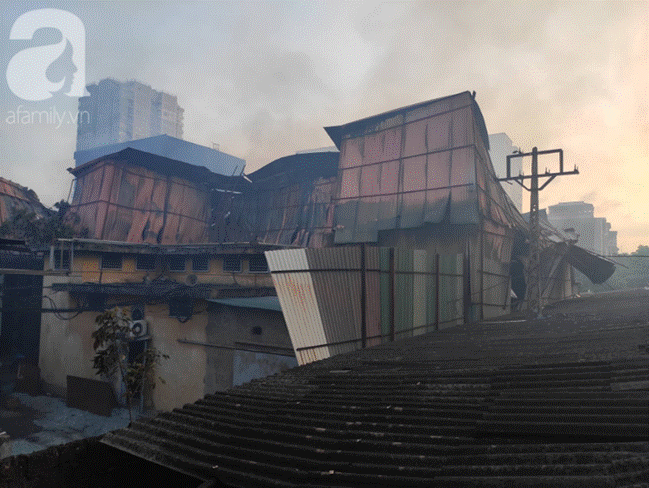 Sau một đêm cháy tại Công ty Rạng Đông, cả khu phố Hạ Đình vẫn chìm trong khói đen mù mịt-3