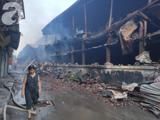 Sau một đêm cháy tại Công ty Rạng Đông, cả khu phố Hạ Đình vẫn chìm trong khói đen mù mịt-6