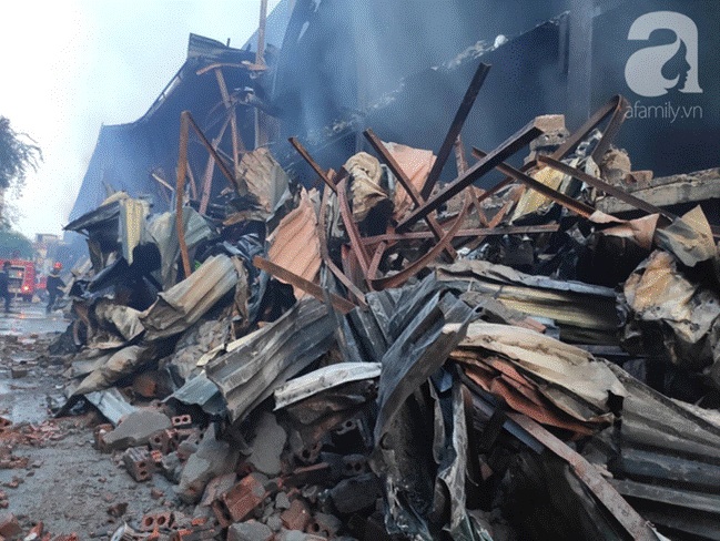Sau một đêm cháy tại Công ty Rạng Đông, cả khu phố Hạ Đình vẫn chìm trong khói đen mù mịt-9