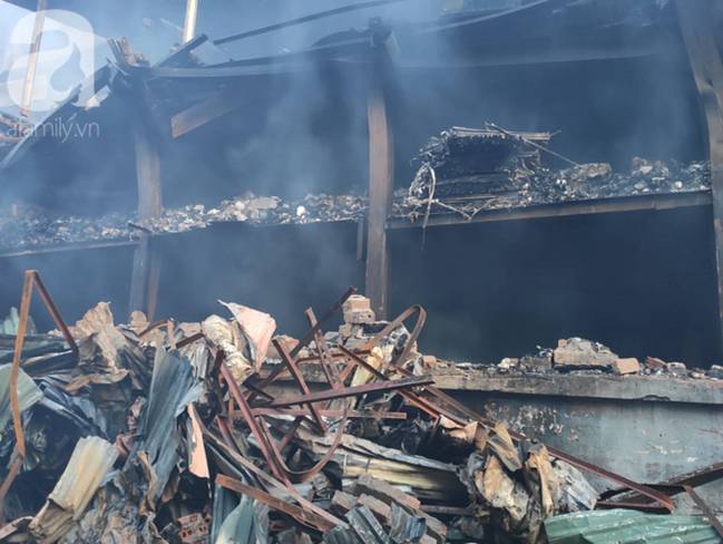 Sau một đêm cháy tại Công ty Rạng Đông, cả khu phố Hạ Đình vẫn chìm trong khói đen mù mịt-7