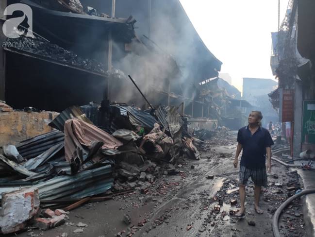 Sau một đêm cháy tại Công ty Rạng Đông, cả khu phố Hạ Đình vẫn chìm trong khói đen mù mịt-8