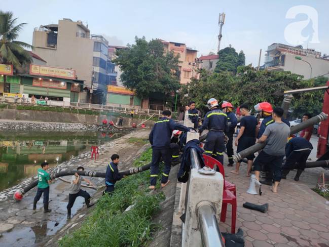 Sau một đêm cháy tại Công ty Rạng Đông, cả khu phố Hạ Đình vẫn chìm trong khói đen mù mịt-15