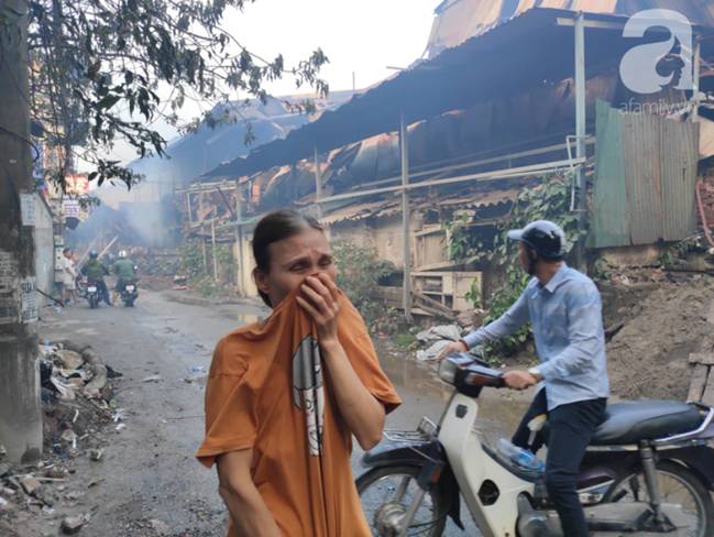 Sau một đêm cháy tại Công ty Rạng Đông, cả khu phố Hạ Đình vẫn chìm trong khói đen mù mịt-13