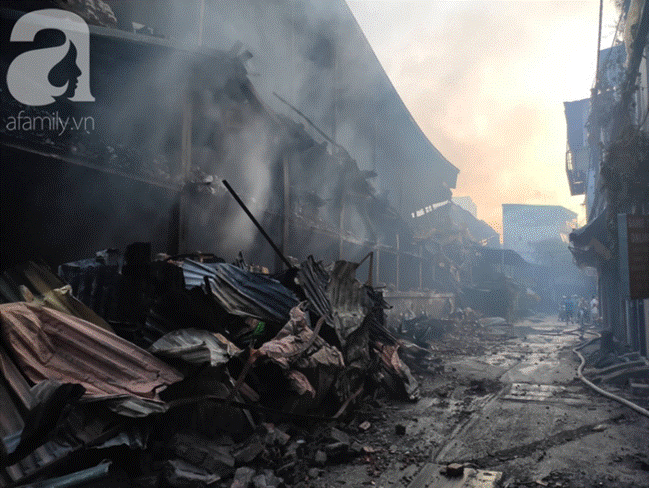 Sau một đêm cháy tại Công ty Rạng Đông, cả khu phố Hạ Đình vẫn chìm trong khói đen mù mịt-12