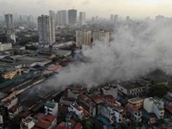 Sau một đêm cháy tại Công ty Rạng Đông, cả khu phố Hạ Đình vẫn chìm trong khói đen mù mịt