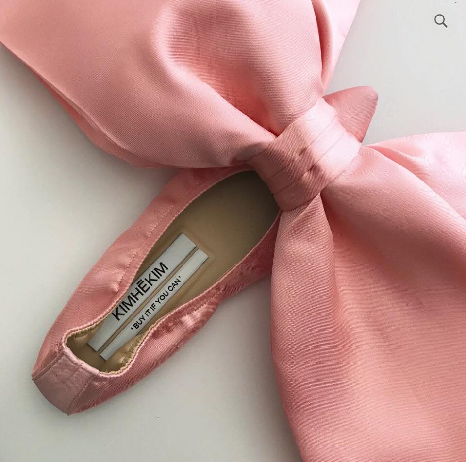 Tín đồ yêu nơ không thể ngó lơ: đôi giày gần 60 triệu đang hot nhất mạng xã hội với chiếc nơ siêu to khổng lồ-6