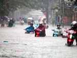 Bão số 4 đang di chuyển vào đất liền, Hà Nội mưa gió khủng khiếp, đã có 1 người chết do cây xanh đè trúng-22