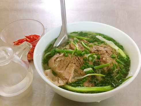 Được con dâu truyền nghề, bà cụ lưng còng 18 năm bán nem chua rán, ai đến cũng nhớ mặt-16