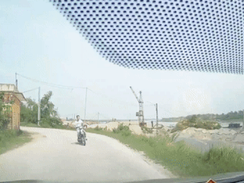 Không giảm tốc độ khi ôm cua, xe ben suýt đè người phụ nữ-1