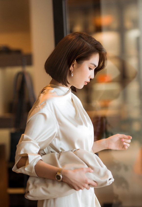 Lâu ngày Ngọc Trinh mới diện đồ kín như bưng nhưng vẫn làm dân mạng xôn xao vì quá sang-7