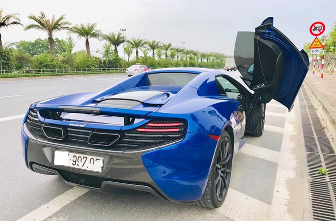Ngắm siêu xe mui trần màu xanh cực độc, giá hơn 9 tỷ đồng ở Hà Nội-1