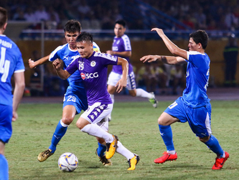 Quang Hải, Tiến Dũng tươi rói trở về trong đêm sau sự cố trễ chuyến bay-10