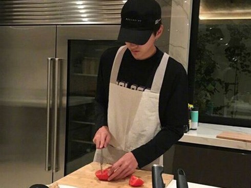 Chồng xin tiền tiêu vặt, vợ lỡ tay bấm dư 1 số 0 và phản ứng của anh sau đó khiến dân tình cười sằng sặc