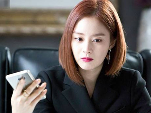 Phát hiện mỗi tháng lương của chồng đều thiếu 2 triệu, tôi lén kiểm tra tài khoản ngân hàng của anh thì sững sờ khi biết người nhận số tiền ấy không hề xa lạ-3