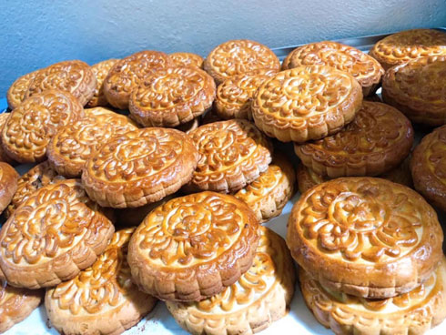 Bánh trung thu siêu to khổng lồ, nặng 4kg, cả nhà ăn không hết-4
