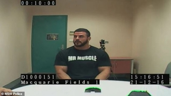 Thấy bé gái khóc ở sân chơi, nhân viên an ninh dụ dỗ dẫn đi tìm người thân rồi làm điều kinh khủng, còn quay sang mắng mẹ đứa trẻ-2