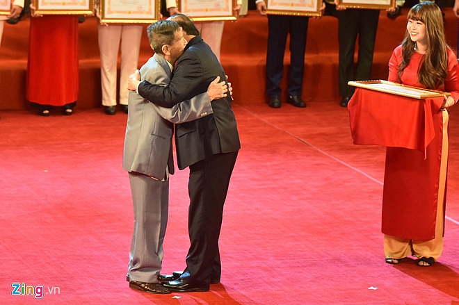 Nghệ sĩ 90 tuổi Trần Hạnh xúc động nhận danh hiệu NSND-4