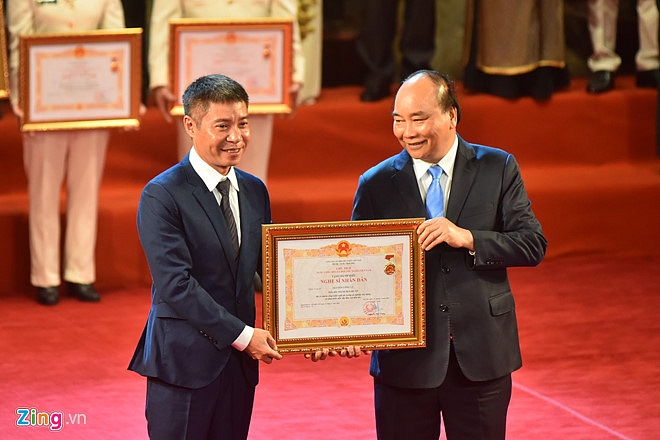 Nghệ sĩ 90 tuổi Trần Hạnh xúc động nhận danh hiệu NSND-7