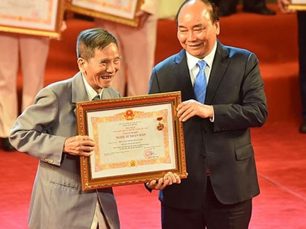 Nghệ sĩ 90 tuổi Trần Hạnh xúc động nhận danh hiệu NSND