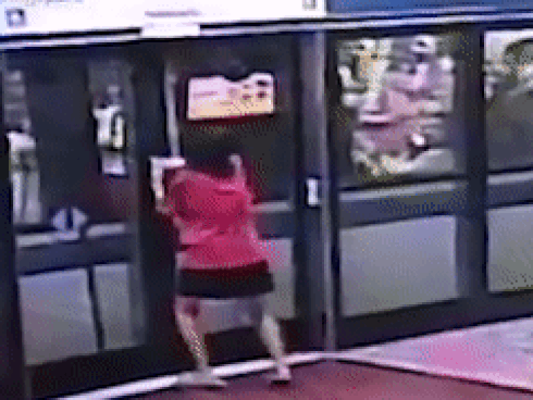 Clip: Người đàn ông thoát chết dưới gầm xe đầu kéo nhưng trước đó là cảnh tượng kinh hoàng-1