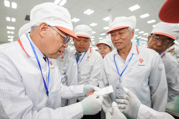 Chủ tịch Quốc hội vùng Yangon (Myanmar) ấn tượng với dây chuyền sản xuất điện thoại VinSmart-6
