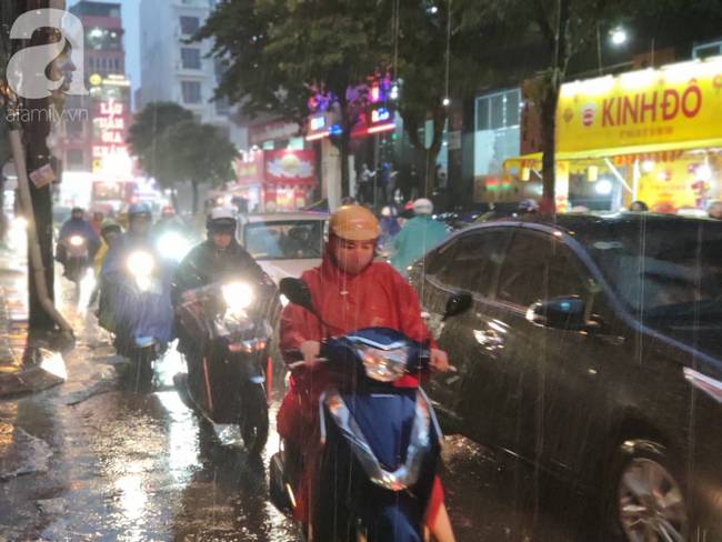 Bão số 4 đang di chuyển vào đất liền, Hà Nội mưa gió khủng khiếp, đã có 1 người chết do cây xanh đè trúng-3