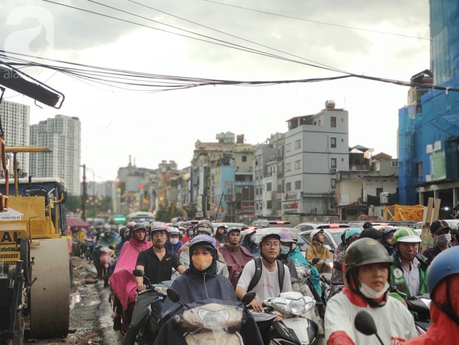 Bão số 4 đang di chuyển vào đất liền, Hà Nội mưa gió khủng khiếp, đã có 1 người chết do cây xanh đè trúng-18